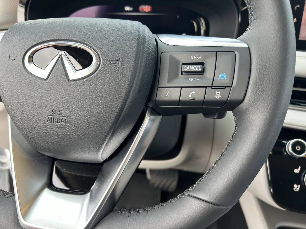Used 2027 RADIANT WHITE INFINITI Luxe AWD image 18