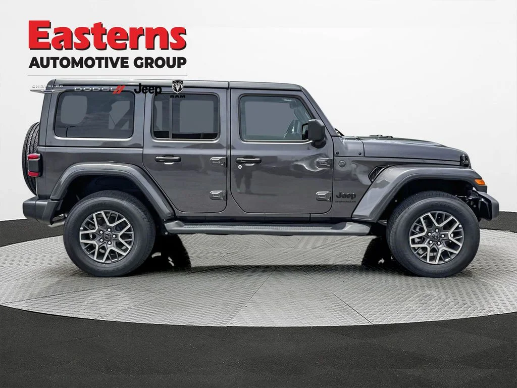 New 2025 Granite Crystal Metallic Clear-Coat Exterior Paint Jeep Sahara image 5