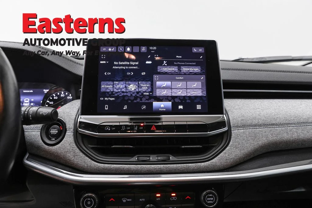 Used 2022 White Jeep Latitude image 12