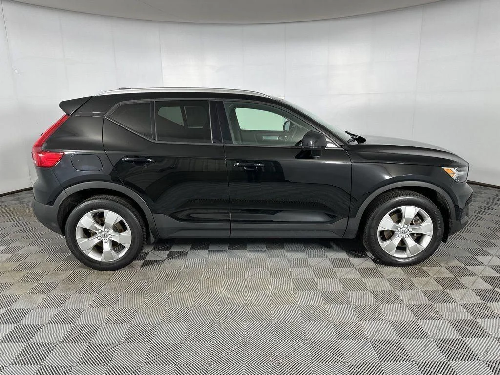 Used 2020 Black Stone Volvo Momentum image 30
