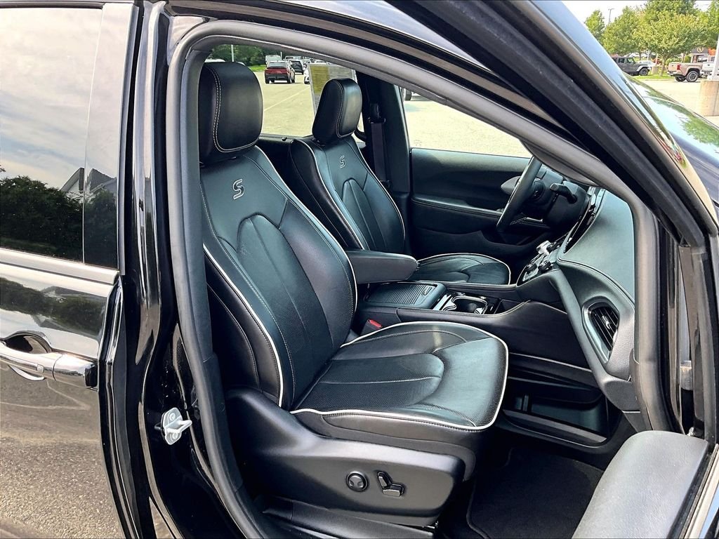 Used 2025 Black Chrysler Limited image 11