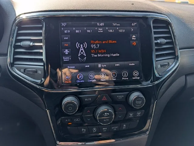 Used 2020 White Jeep Altitude image 18
