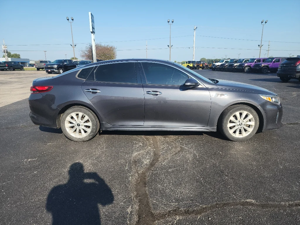 Used 2018 Platinum Graphite Kia S image 4