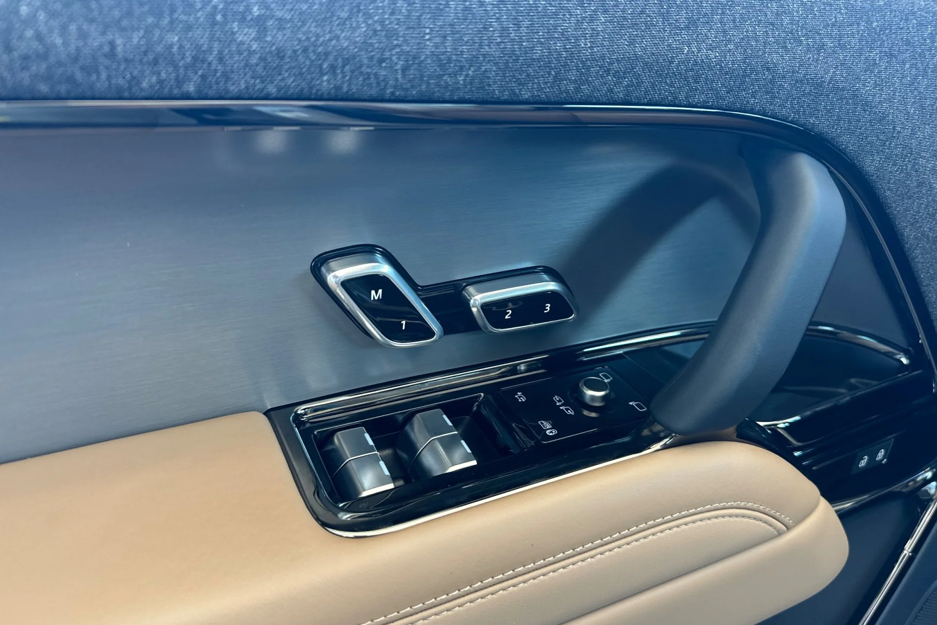 New 2026 Borasco Grey Land Rover SE image 14