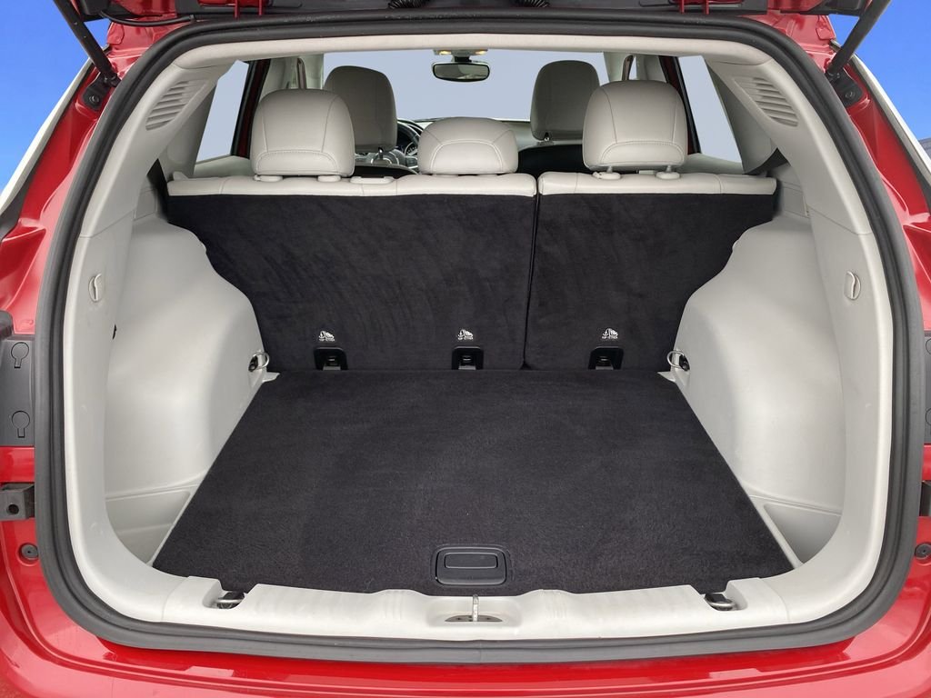 Used 2018 Redline Pearlcoat Jeep Latitude image 28