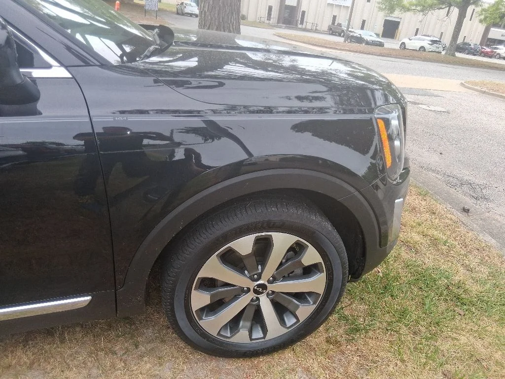 Used 2022 Black Kia EX image 11