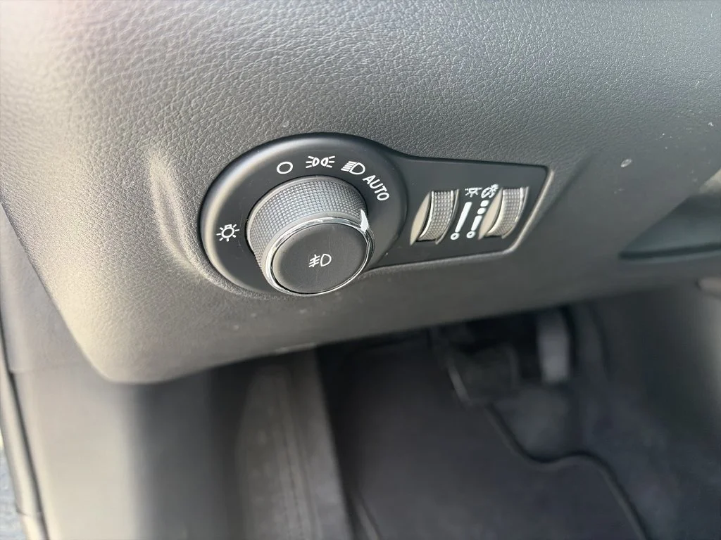 New 2026 Fathom Blue Pearl-Coat Exterior Paint Jeep Latitude image 19