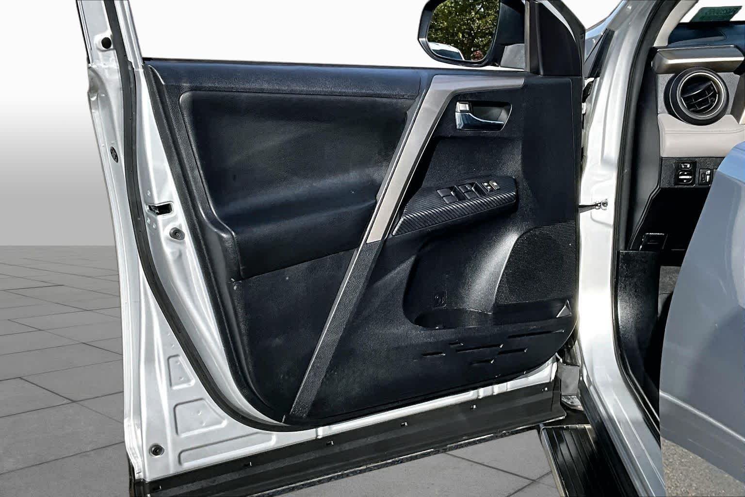 Used 2015 Classic Silver Metallic Toyota XLE image 21