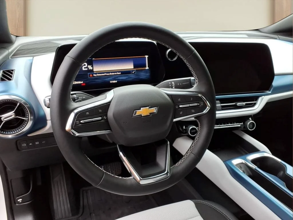 Used 2025 Summit White Chevrolet LT image 3