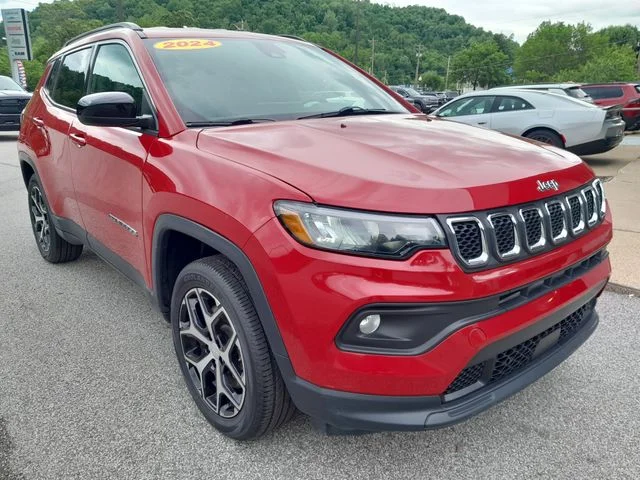 Used 2024  Jeep Latitude image 3