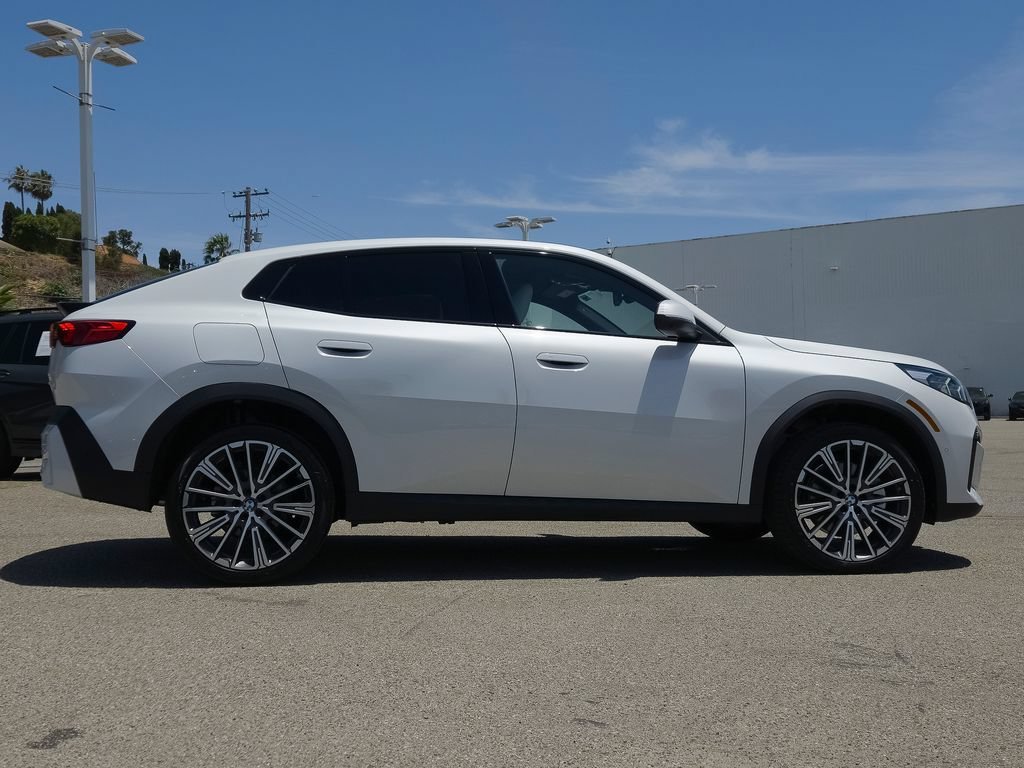 New 2026 Mineral White Metallic BMW xDrive28i image 3