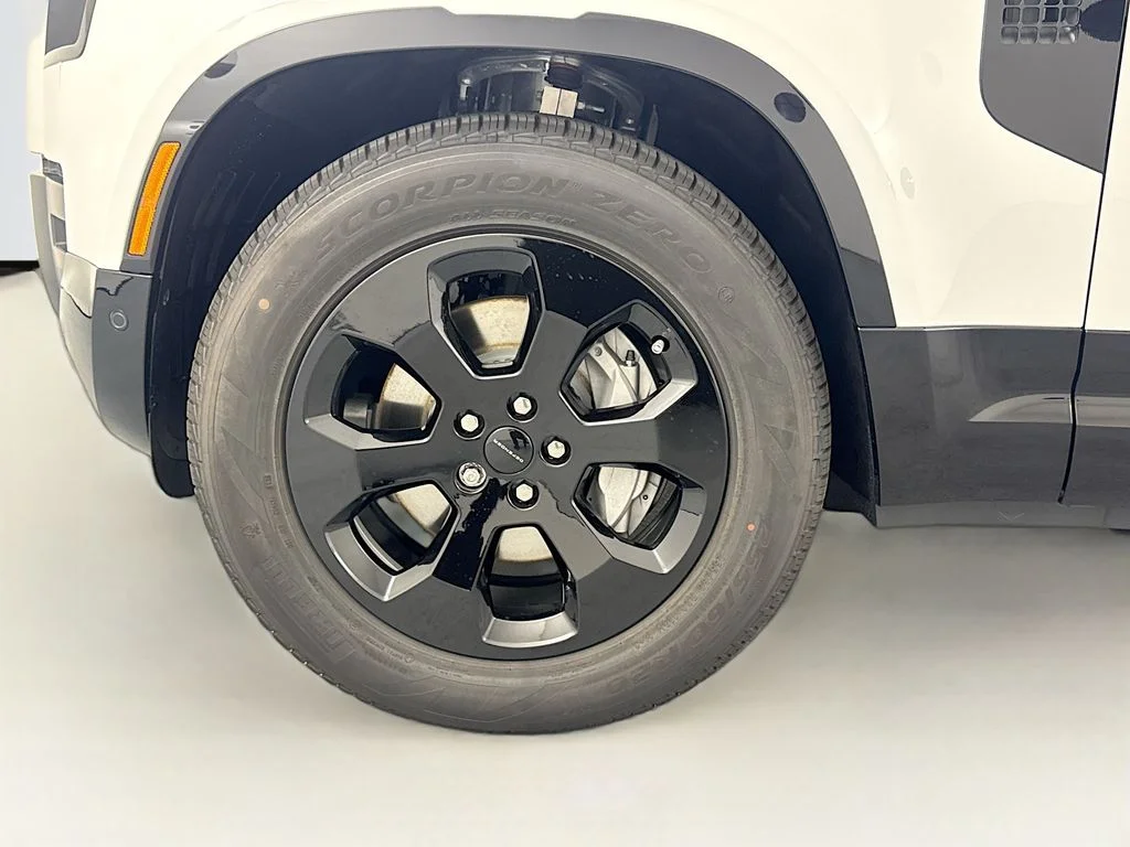 New 2026 Fuji White Land Rover X-Dynamic SE image 32
