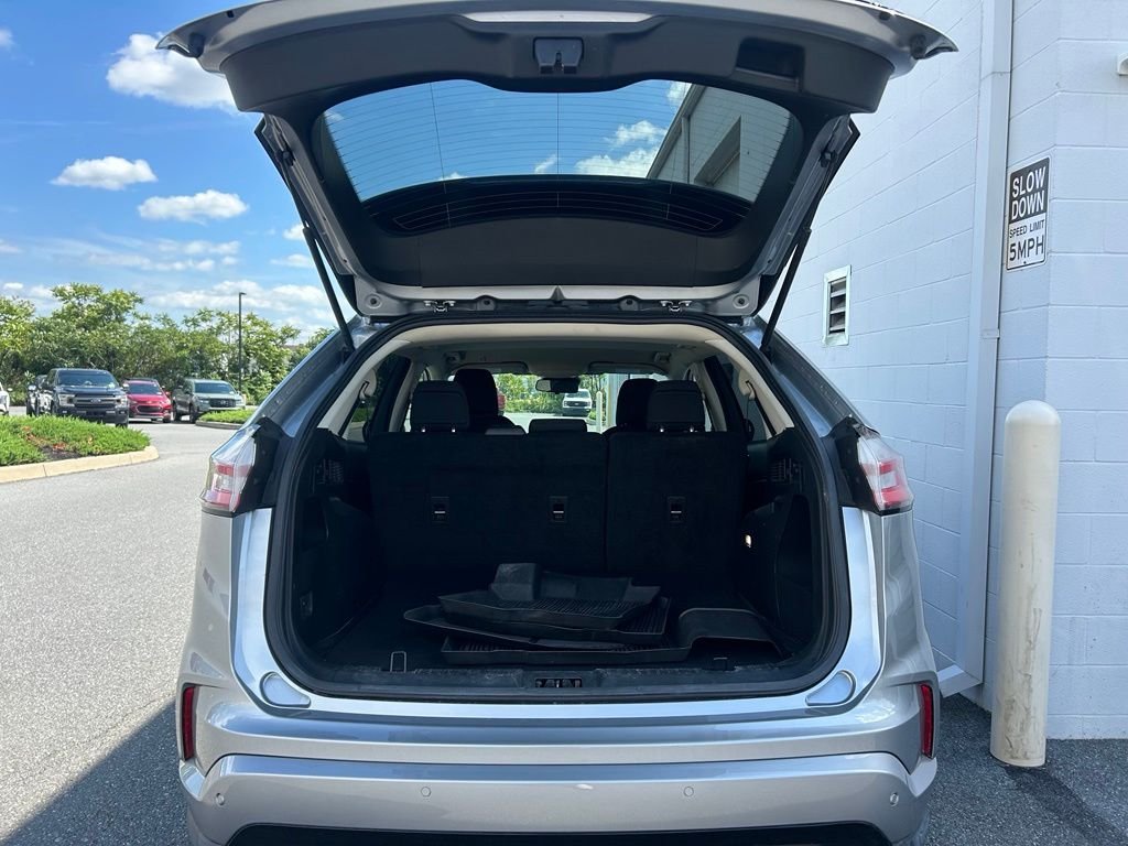 Used 2022 Silver Ford SE image 25