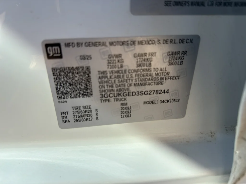 Used 2025 Summit White Chevrolet LTZ image 32