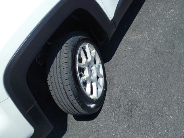 Used 2022 White Jeep Latitude image 5