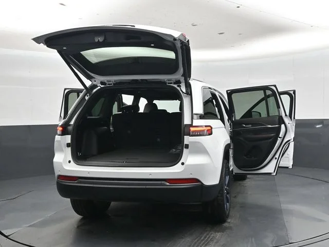New 2026 Bright White Clear-Coat Exterior Paint Jeep  image 49