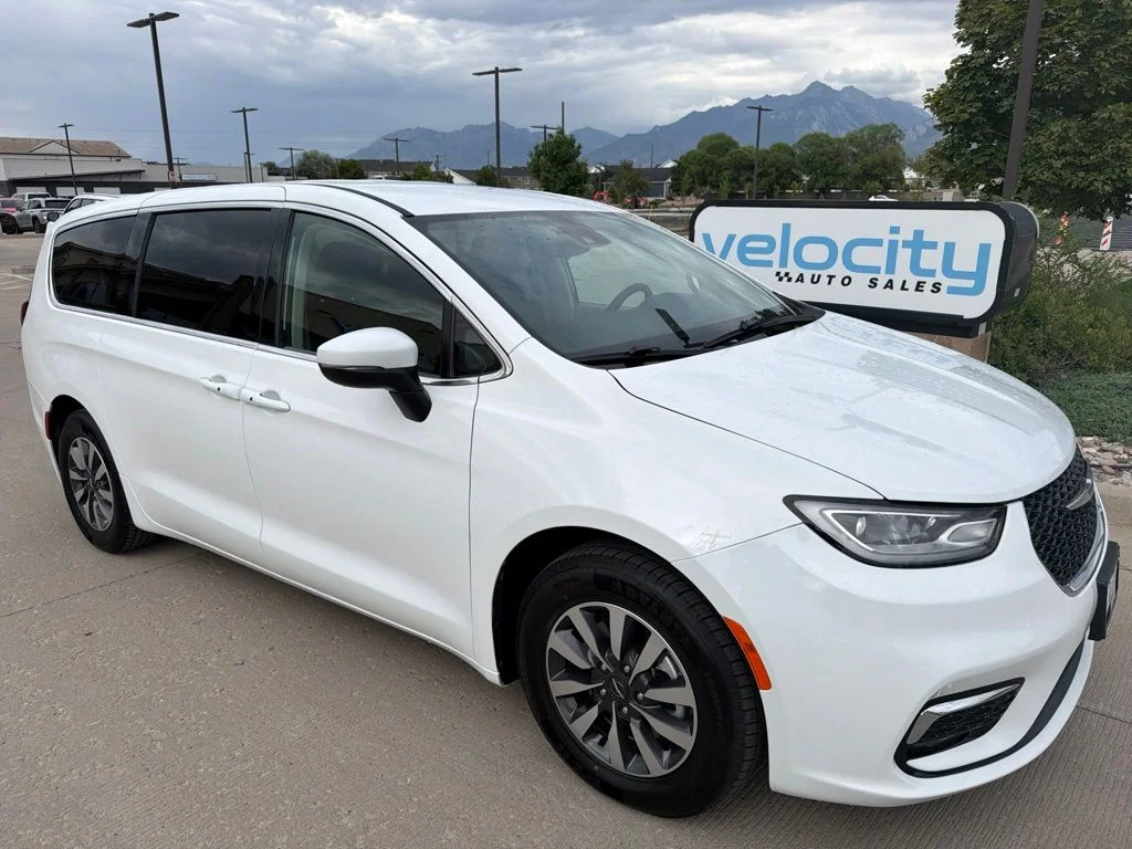 Used 2023 White Chrysler Touring L image 1