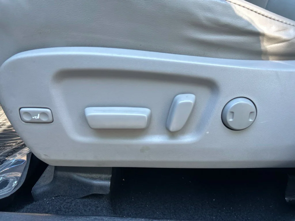 Used 2019 Silver Toyota XLE image 15