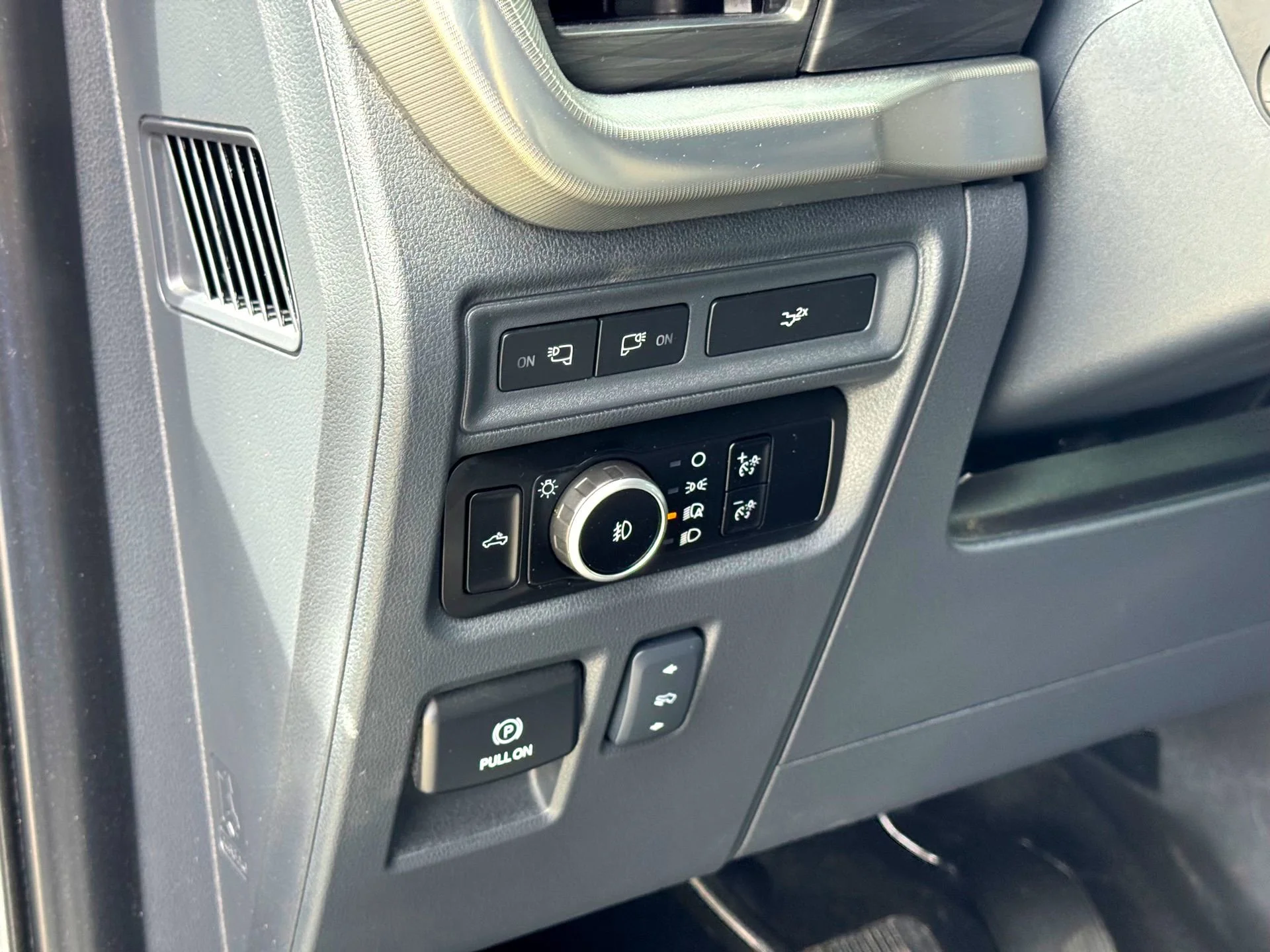 Used 2024  Ford Lariat image 13