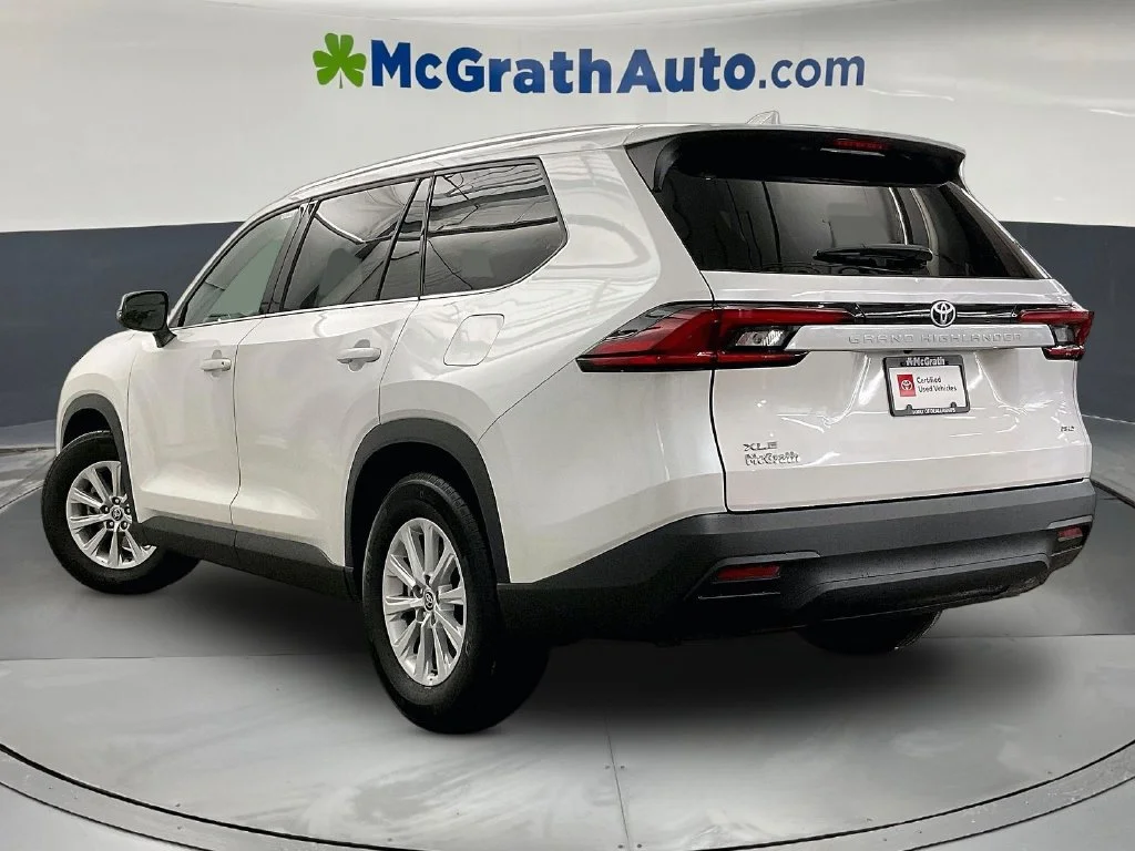 Used 2025 Beige Toyota XLE image 3
