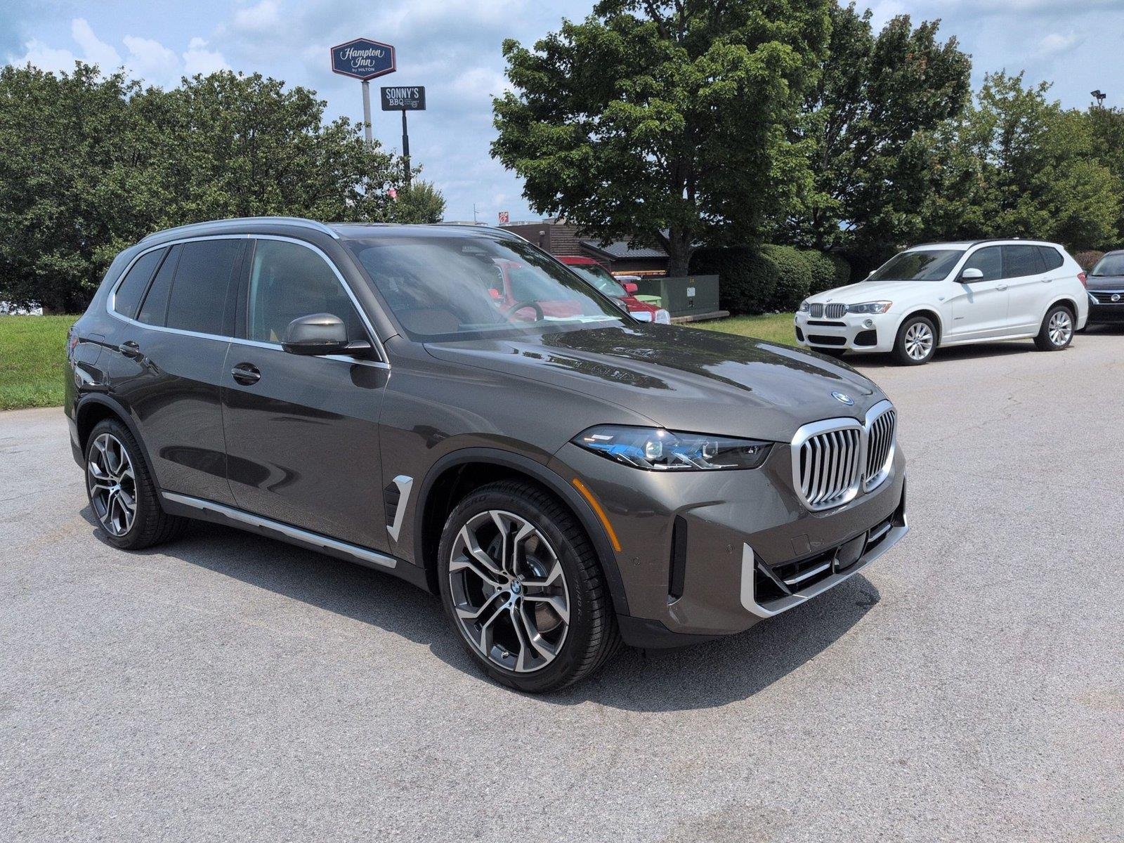 New 2026 Manhattan Green Metallic BMW xDrive50e image 7