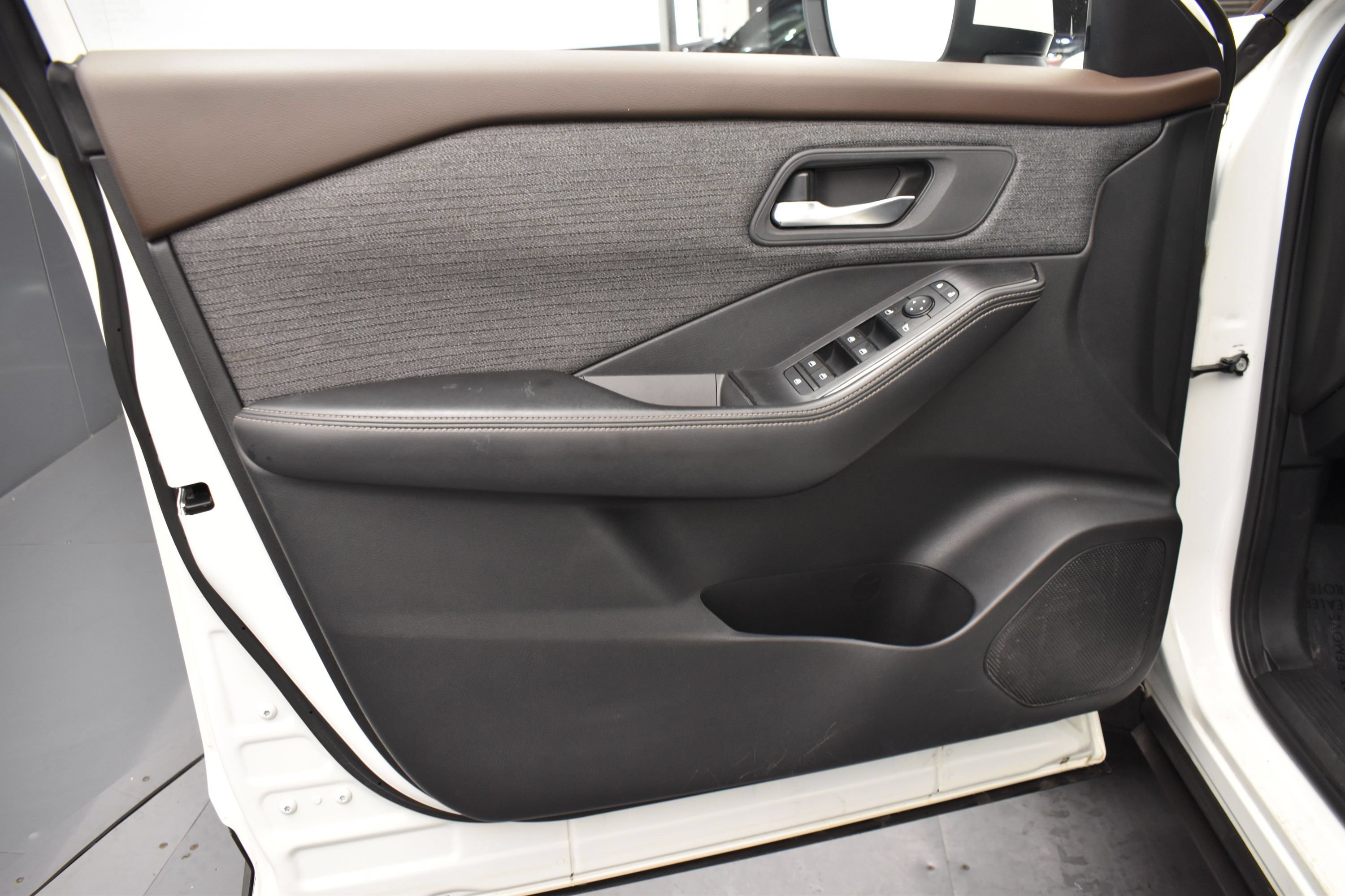 Used 2021 Pearl White Tricoat Nissan SV image 5