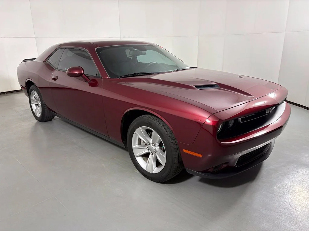 Used 2023 Red Dodge SXT image 2