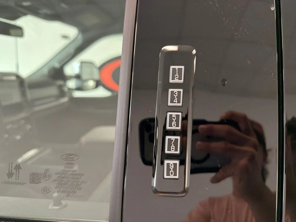 New 2027 Oxford White Ford F-250® Lariat® image 8