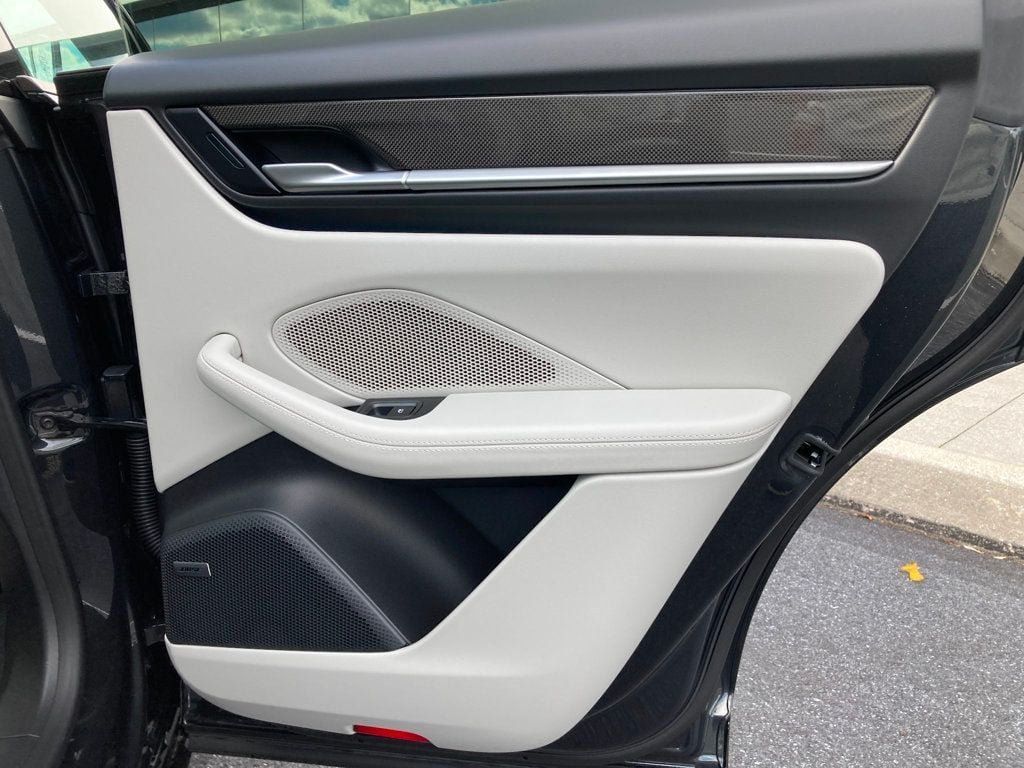 2025 Porsche Macan Turbo Electric - Photo 17