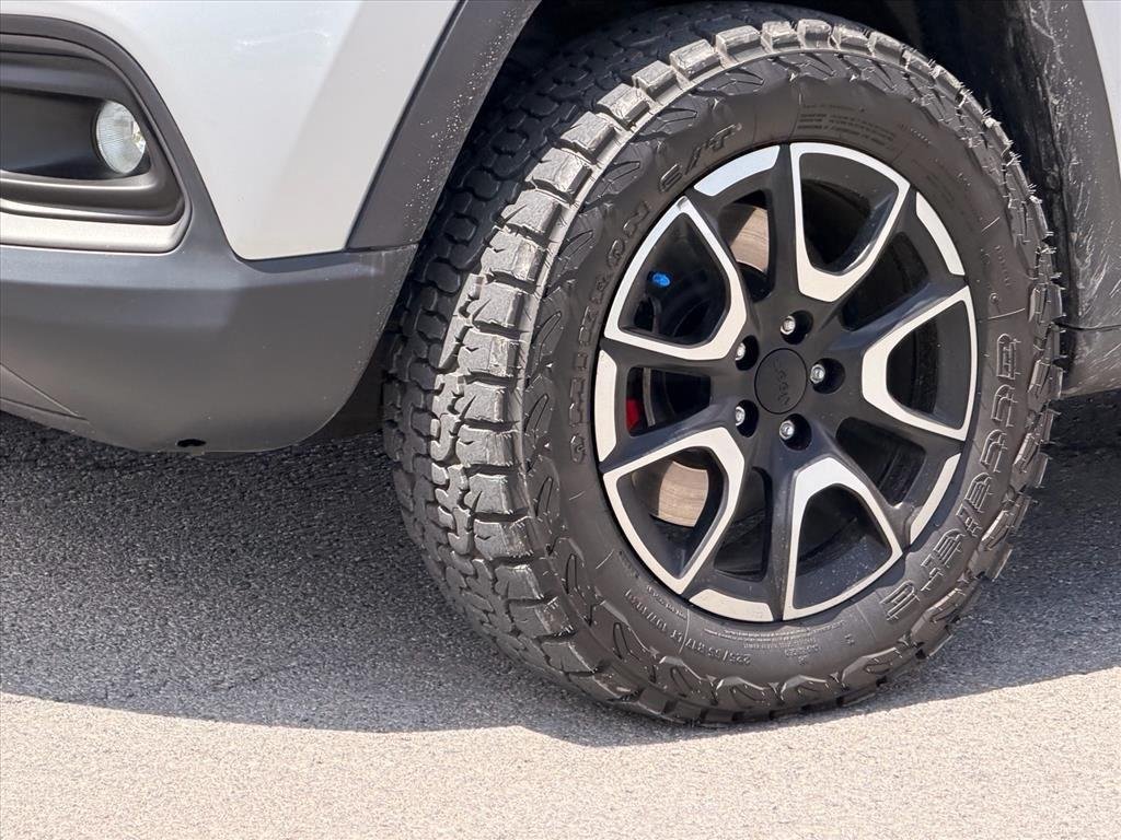 Used 2024 Silver Zynith Metallic Clearcoat Jeep Trailhawk image 29