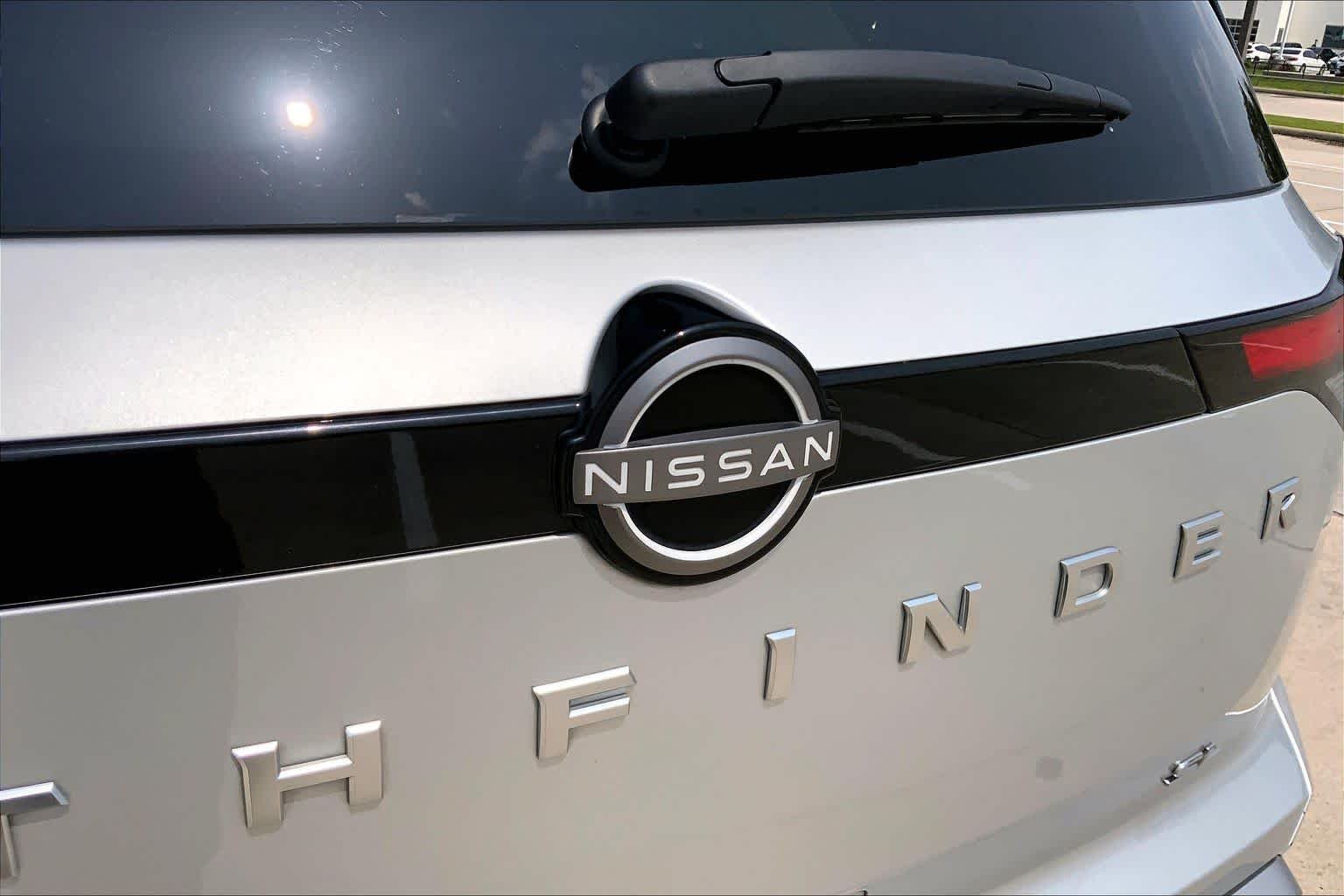 Used 2025 Brilliant Silver Metallic Nissan SL image 30