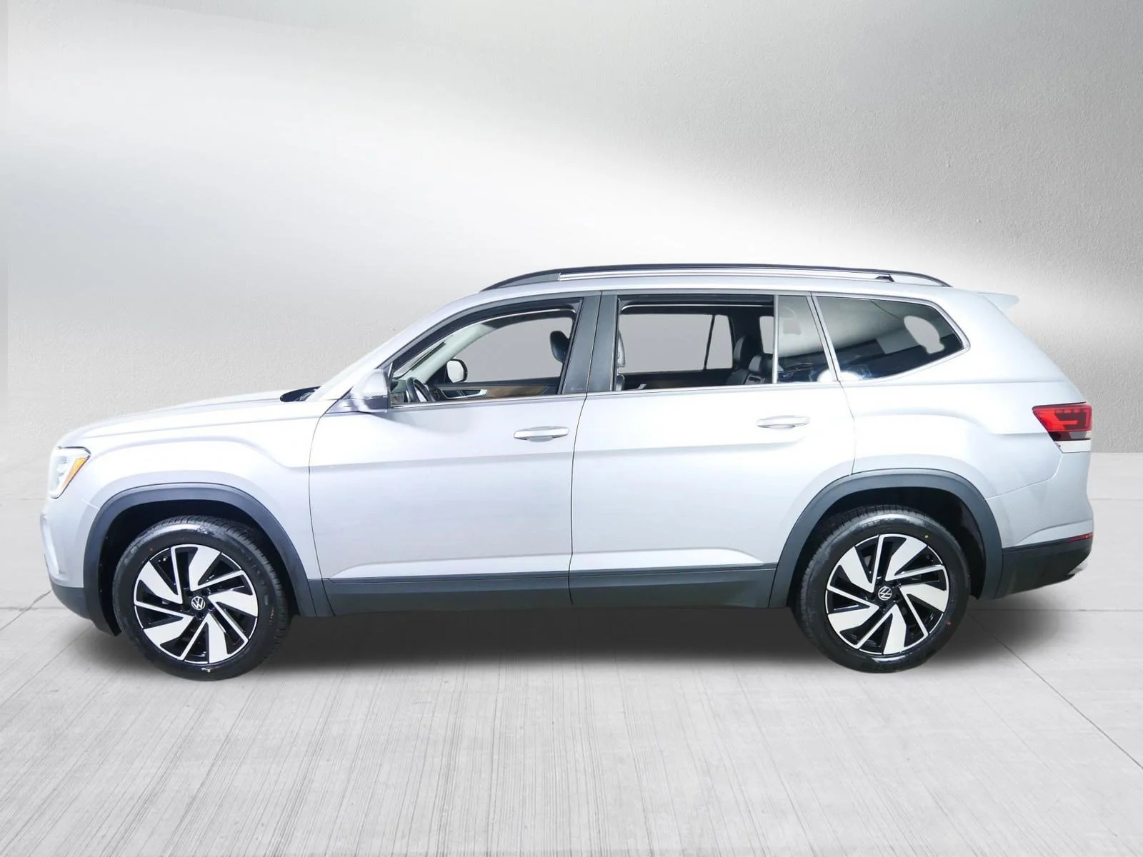 Used 2024 Silver Mist Metallic Volkswagen 2.0T SE w/Technology image 4