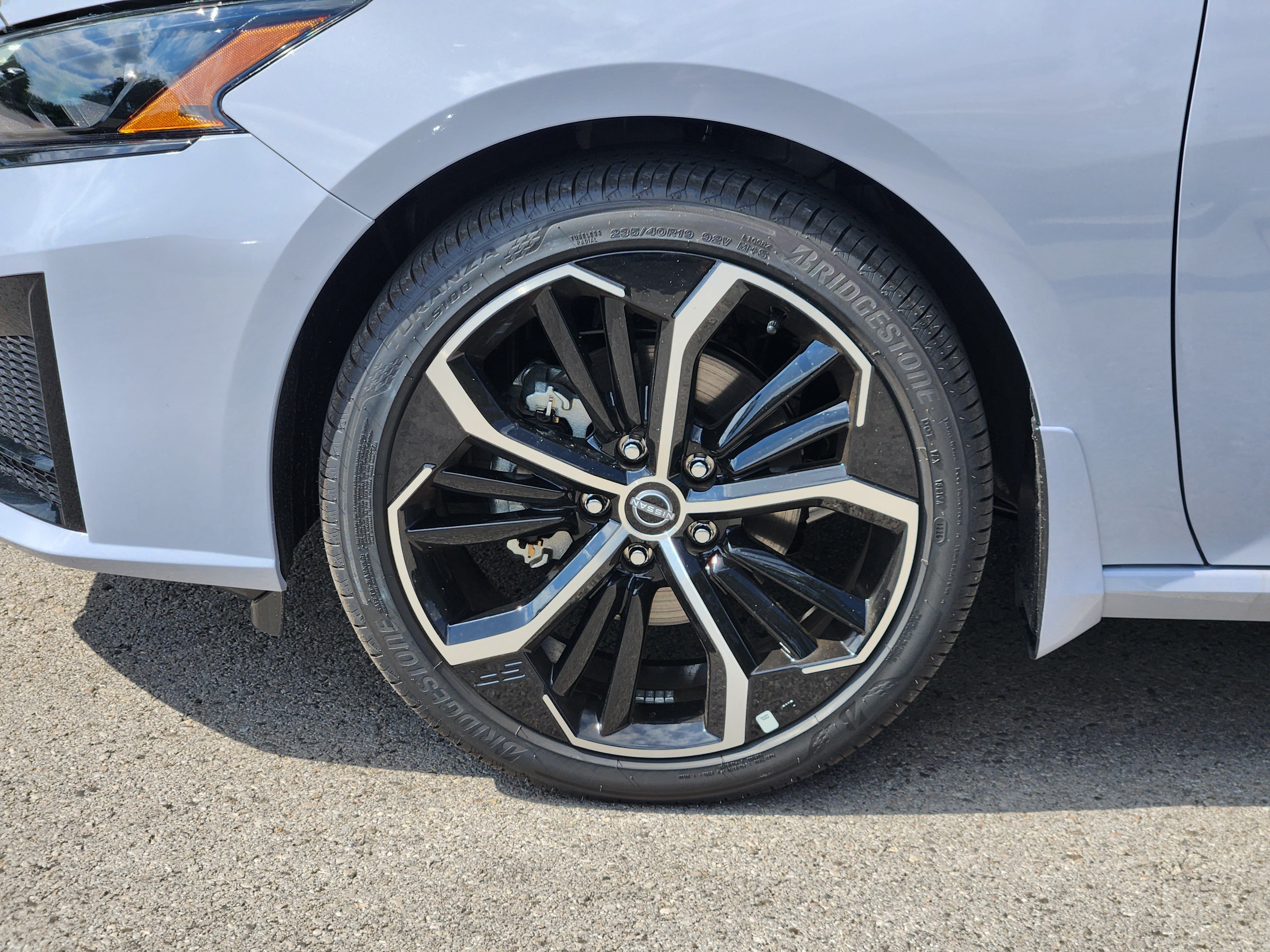 New 2026 Gray Sky Pearl / Super Black Two-tone Nissan SR image 10