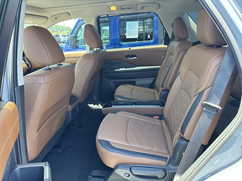 Used 2025 Gray Nissan Platinum image 23