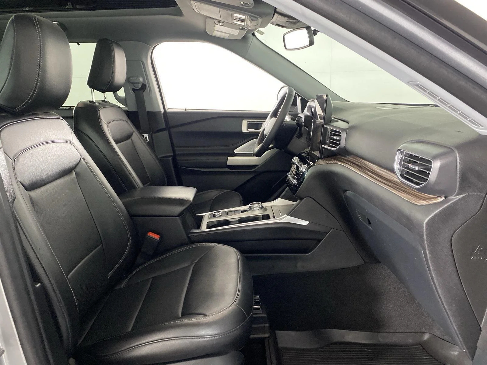 Used 2023 Iconic Silver Ford Limited image 31