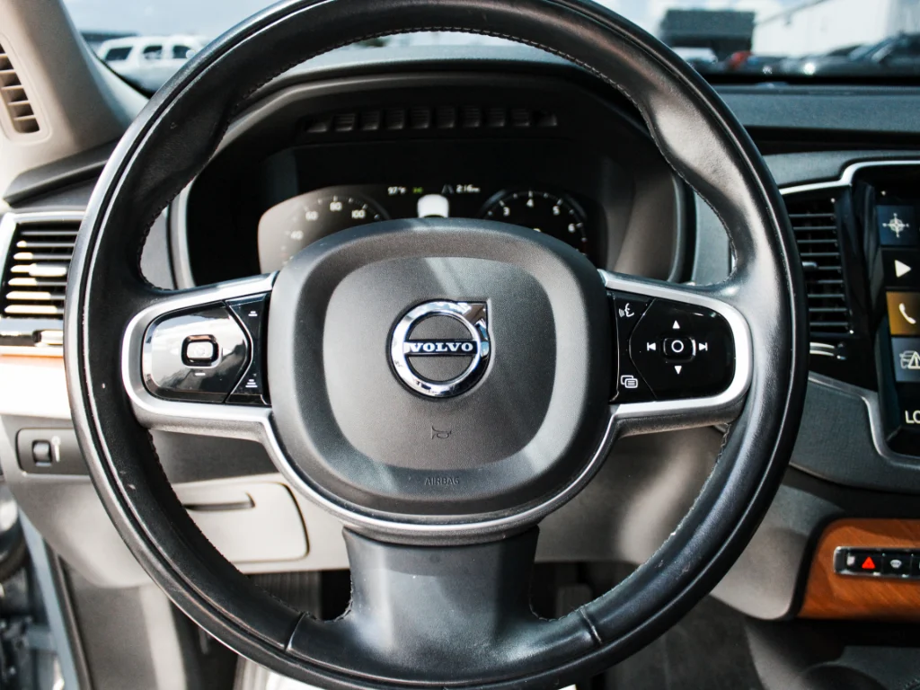 Used 2022 Thunder Grey Metallic Volvo Momentum image 12