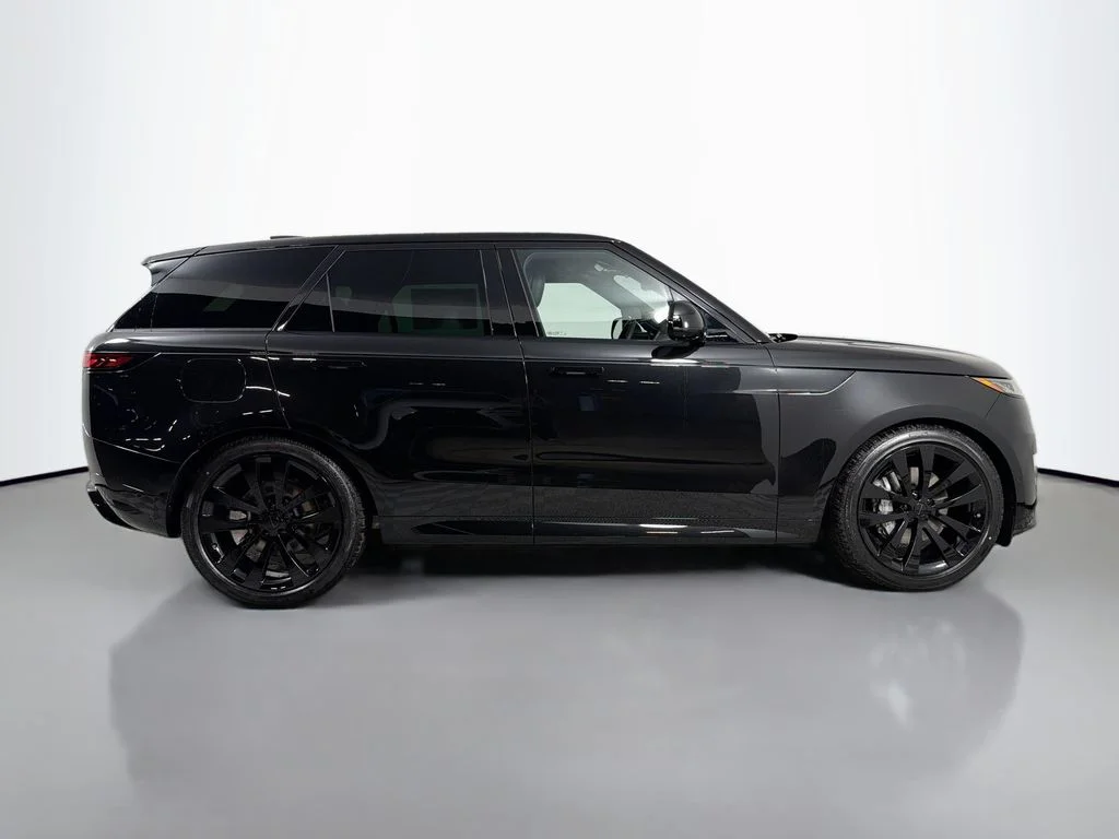 New 2026 Santorini Black Land Rover Dynamic SE image 4