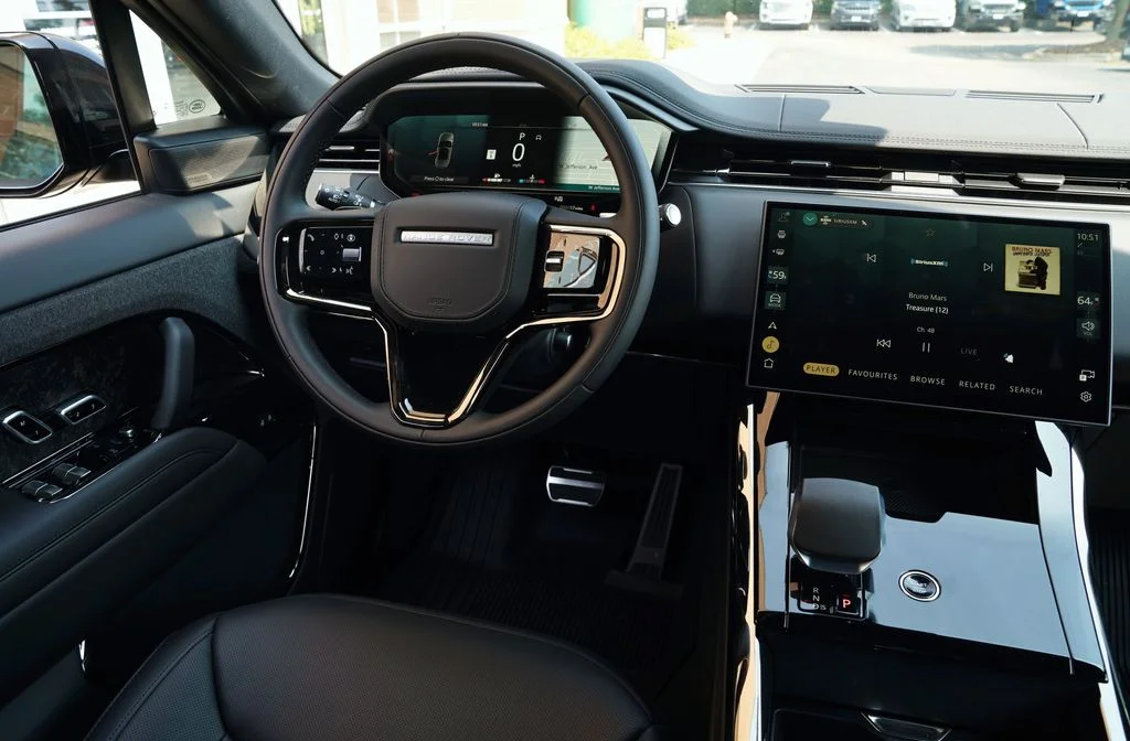 New 2026 Santorini Black Land Rover Dynamic SE image 16