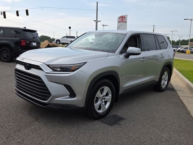 Used 2025 Silver Toyota LE image 3