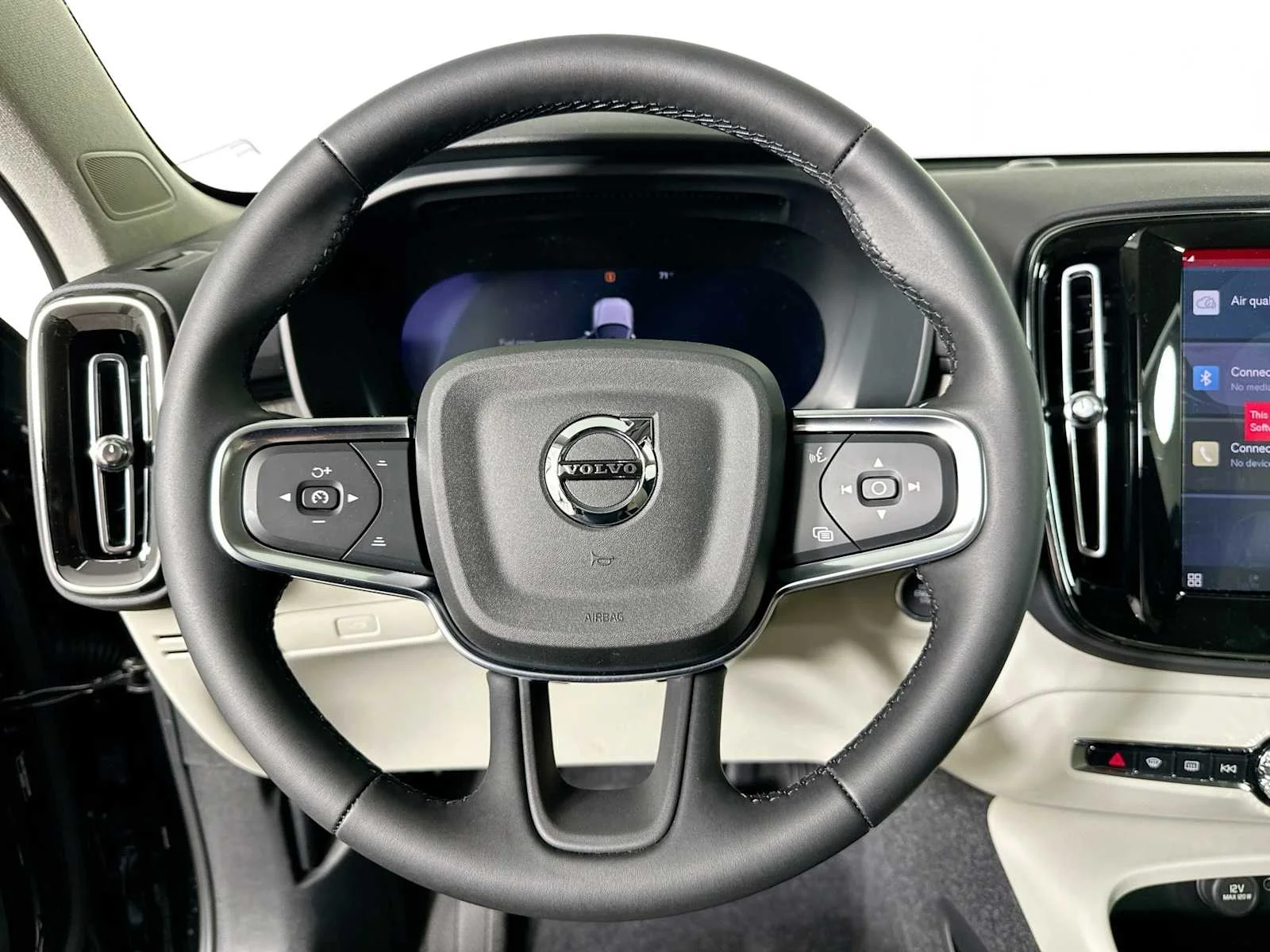 2025 Volvo XC40 Plus - Photo 11