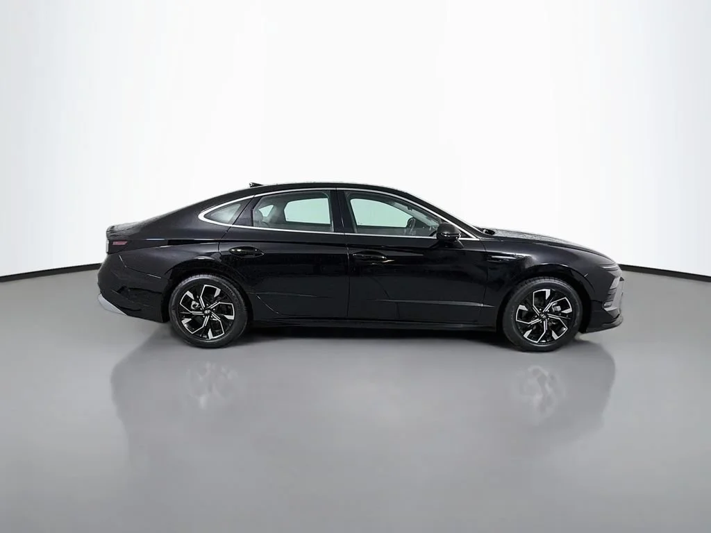 Used 2024 Black Hyundai SEL image 5