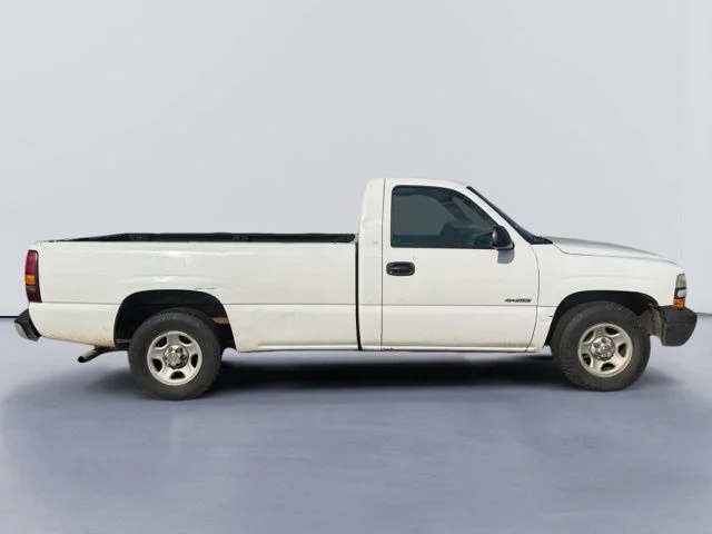 Used 2002 White Chevrolet Commercial image 1