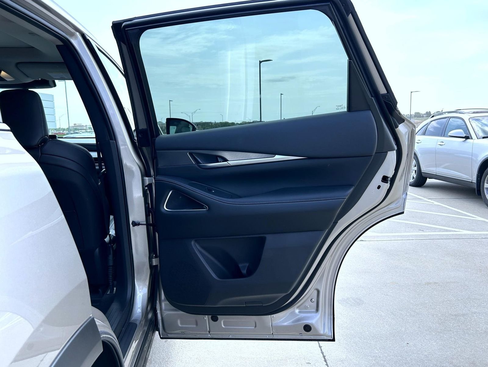 New 2027 WARM TITANIUM INFINITI Luxe AWD image 17