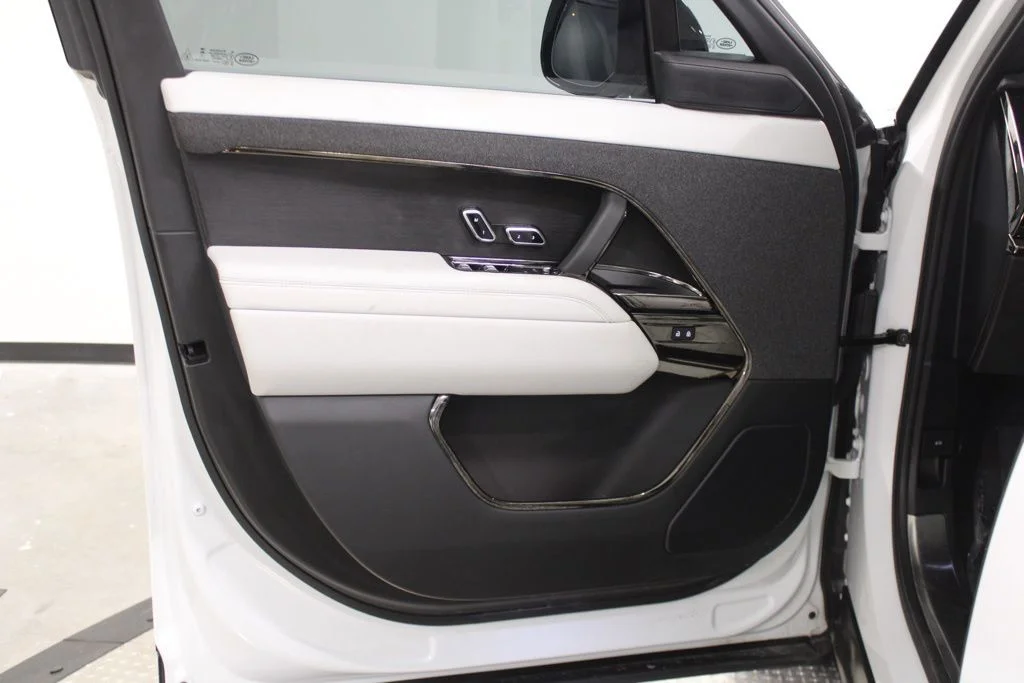 Used 2024 White Land Rover SE image 19