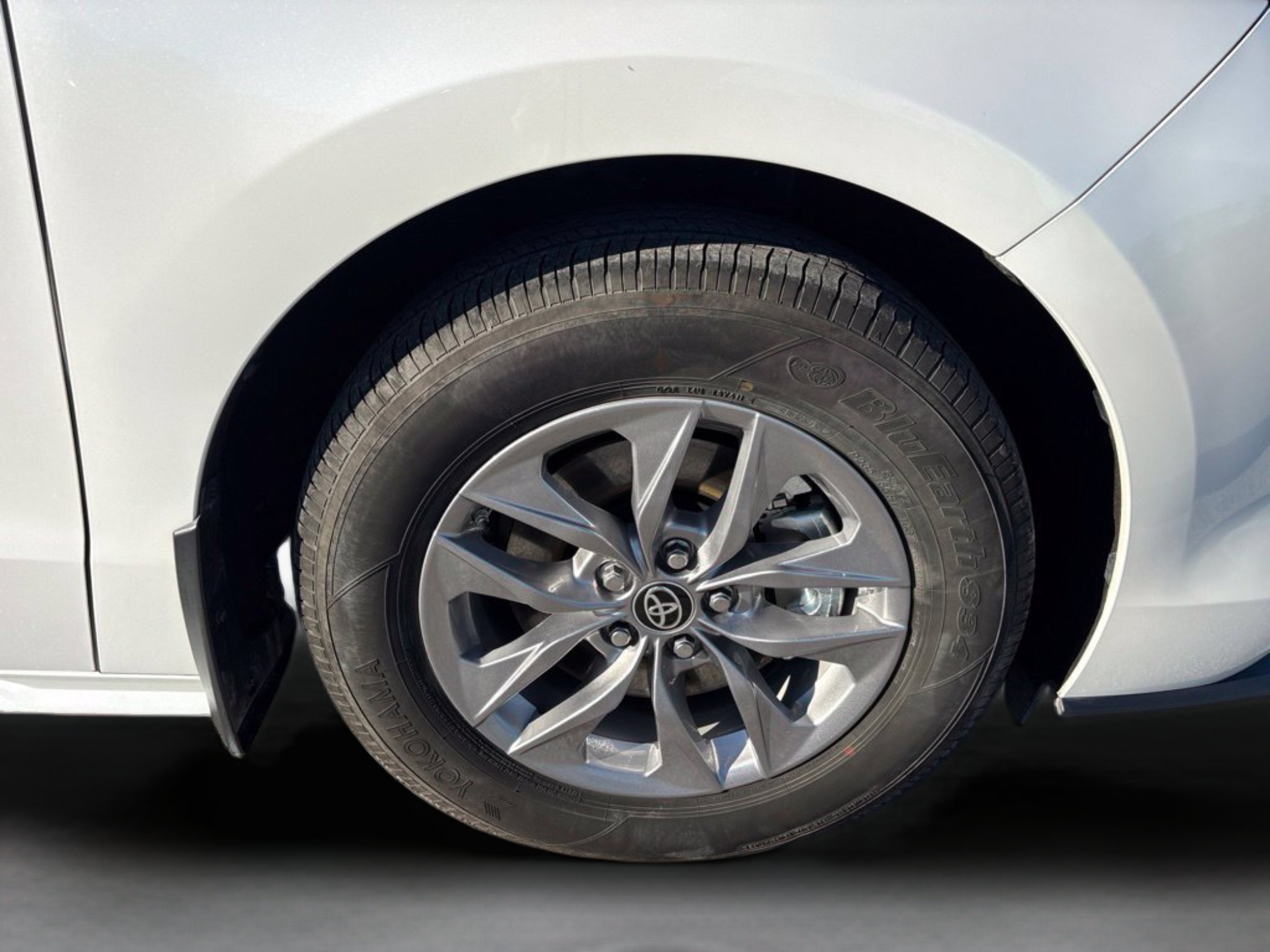 Used 2025 Pearl Toyota XLE image 35