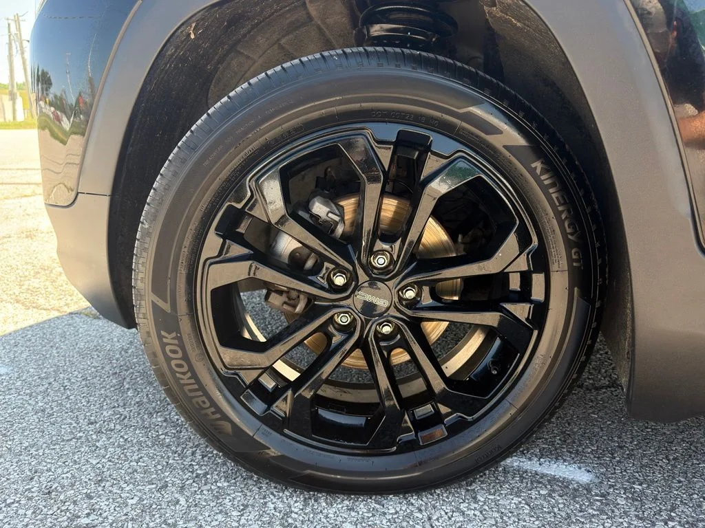 Used 2020 Black GMC SLE image 3