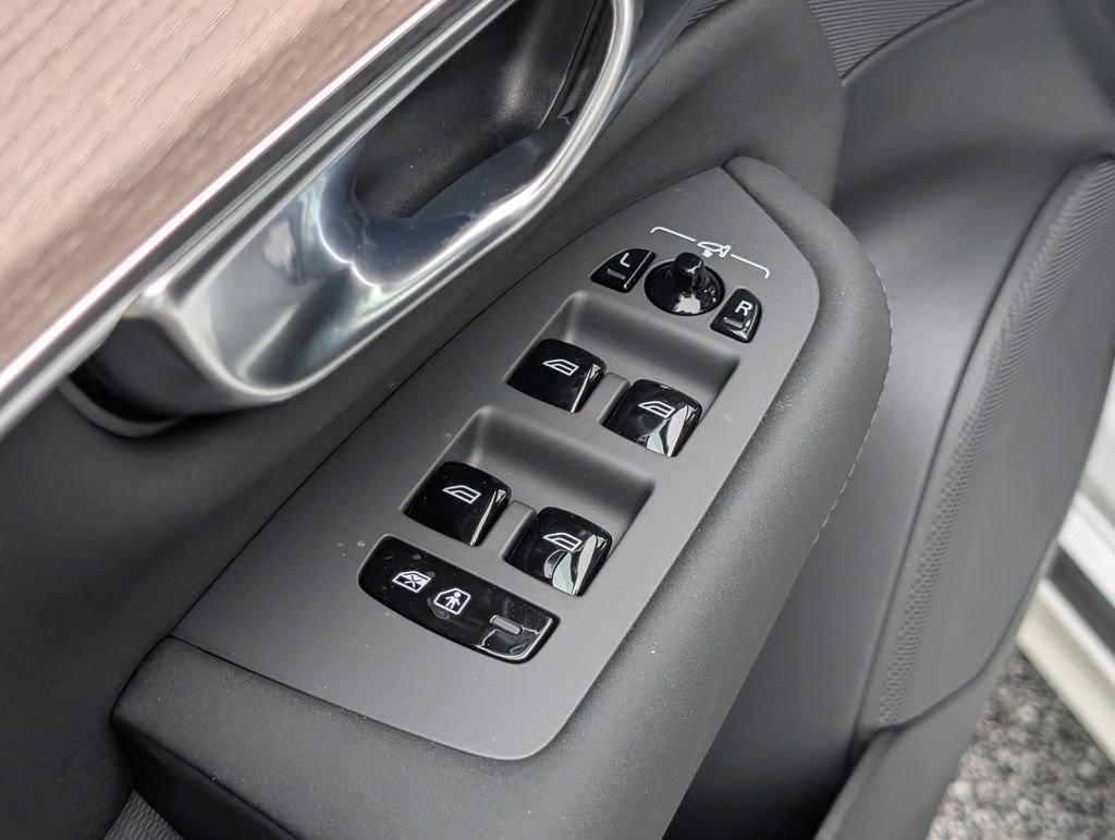 2025 Volvo XC90 Plus - Photo 15