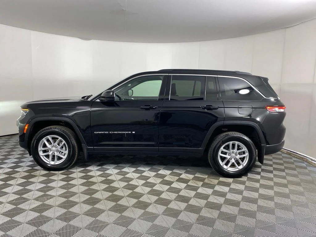 Used 2025 Diamond Black Crystal Pearlcoa Jeep Laredo X image 5