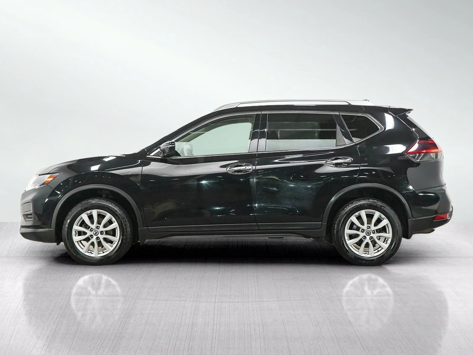 Used 2020 Nissan Rogue SV with VIN KNMAT2MV1LP524864 for sale in Minneapolis, Minnesota