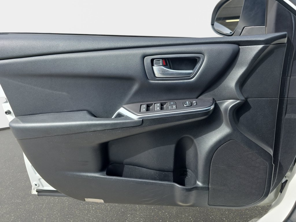 Used 2017  Toyota SE image 28